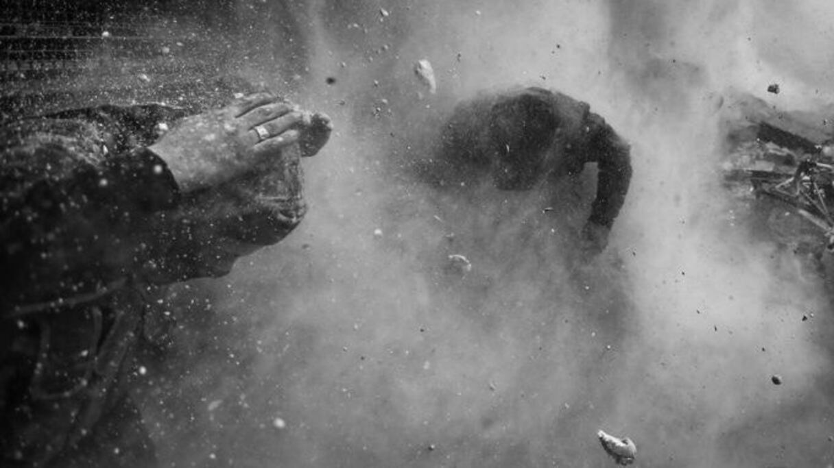 30 janvier 2013, Damas, Syrie : des rebelles se protègent des éclats d'un mur sur lequel a tiré un char de l'armée syrienne. Cette photo a obtenu le 1er prix "Spot news stories".   
