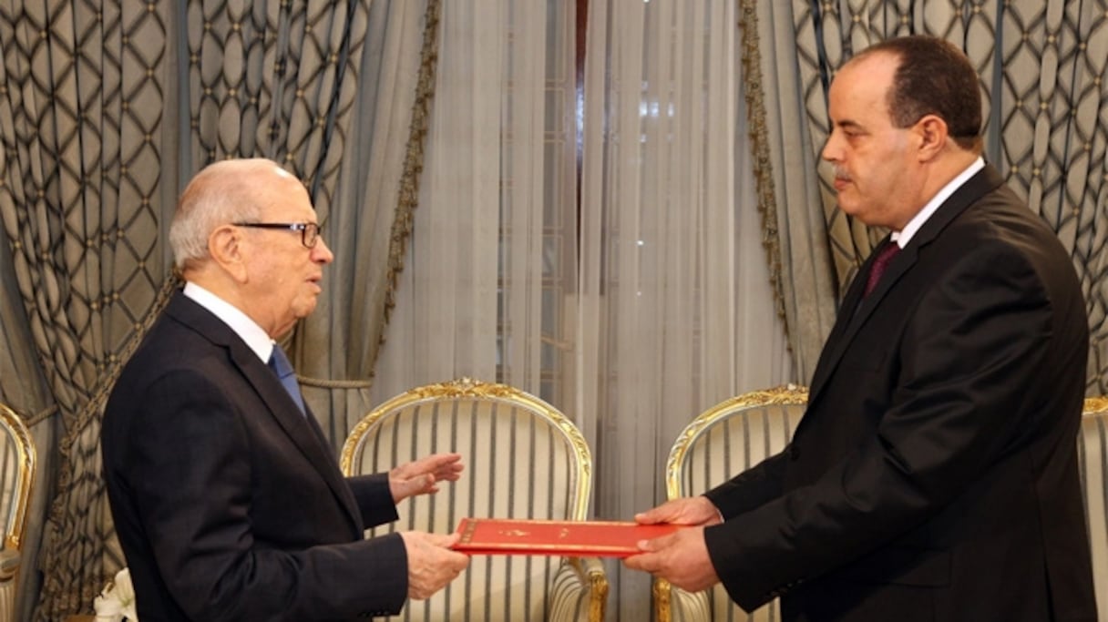 Le président Caïd Essebsi remettant ses lettres de créance à Najem Gharsali, en tant qu'ambassadeur plénipotentiaire de la Tunisie au Maroc.
