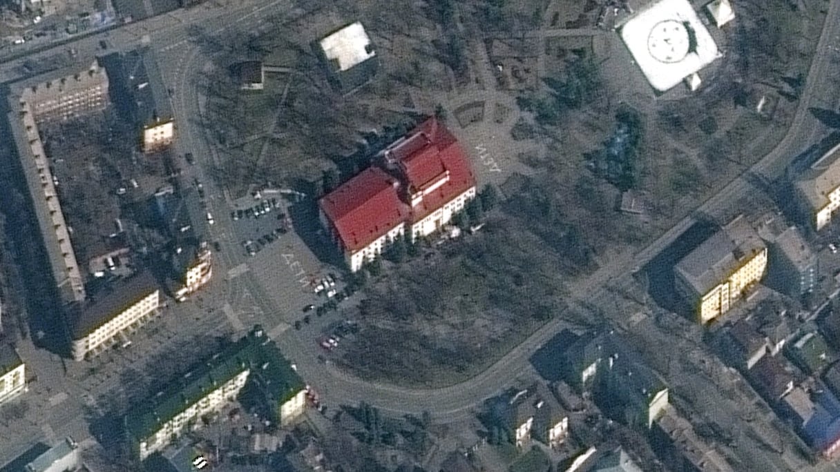 Cette image satellite montre le théâtre dramatique de Marioupol, en Ukraine, le 14 mars 2022. Le bâtiment portait le mot «enfants» écrit en grosses lettres blanches sur le trottoir devant et derrière le théâtre. Il a été bombardé le 16 mars 2022.
