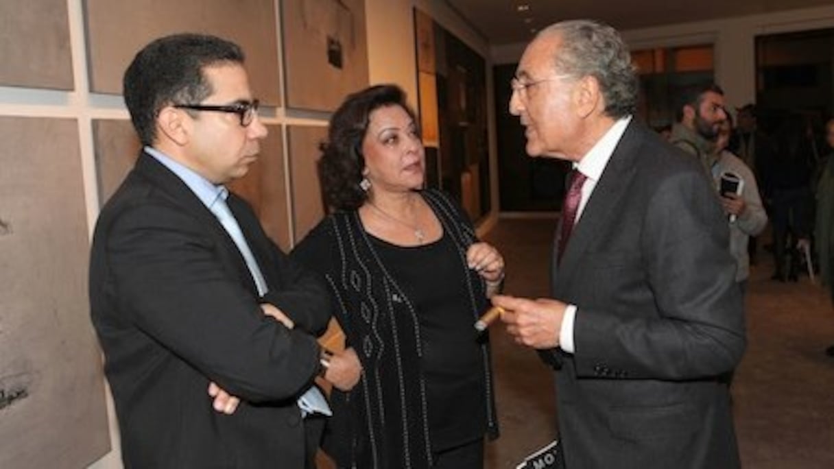 Aziz Daki et Aïcha Amor, les fondateurs de L'Atelier 21, prêtent une oreille attentive à Ageznai, président et fondateur de Winxo, manifestement enthousiasmé par l'exposition.  
