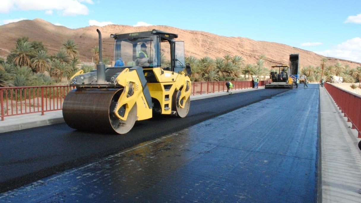 Travaux de réalisation d'une infrastructure routière dans la région de Tata.
