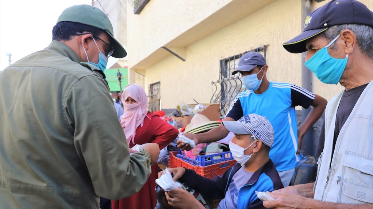 Les autorités locales de Sidi Allal Tazi, dans la région de Rabat-Salé-Kénitra, procèdent à une distribution de masques de protection à des personnes démunies.
