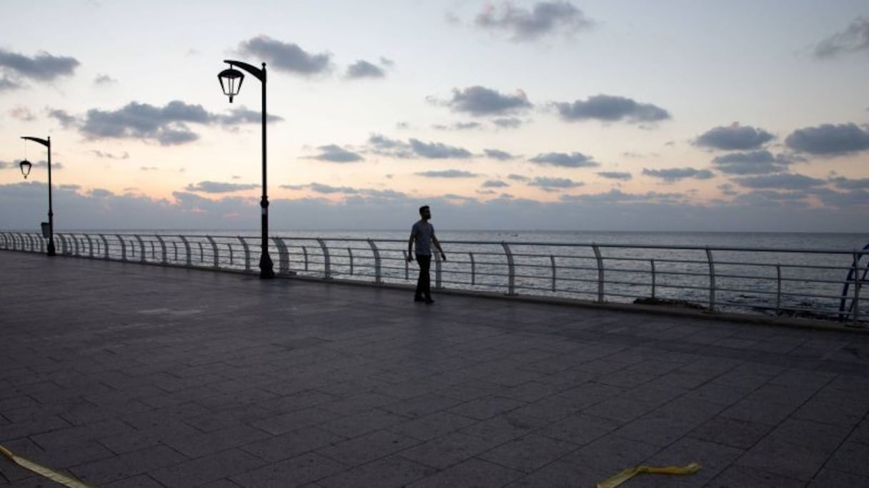 Un homme se promène sur la corniche déserte de Beyrouth, le 21 août 2020.
