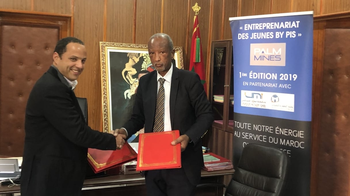 Lors de la signature de la convention entre Palmeraie Industries & Services et la Faculté des sciences et techniques d’Errachidia
