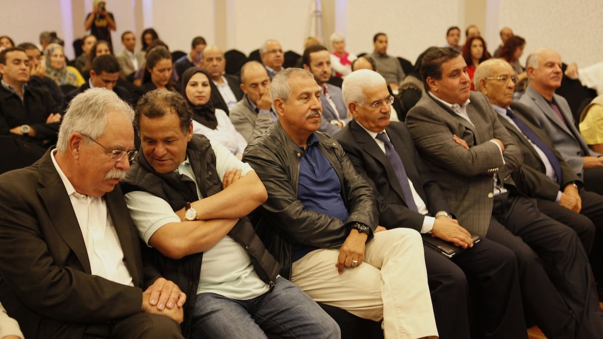 Tarik Kabbaj, le maire d'Agadir, discutant ici avec Mehdi Qotbi, est venu assisté à une conférence à laquelle était aussi présent le ministre de la pêche et de l'agriculture, Aziz Akhannouch.  
