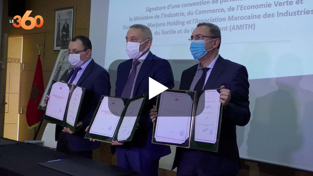 Deux conventions pour le développement du sourcing de Marjane Holding, auprès des industriels locaux, ont été signées par Moulay Hafid Elalamy, Ayoub Azami, Mohamed Boubouh et Abdelmounim El Eulj.
