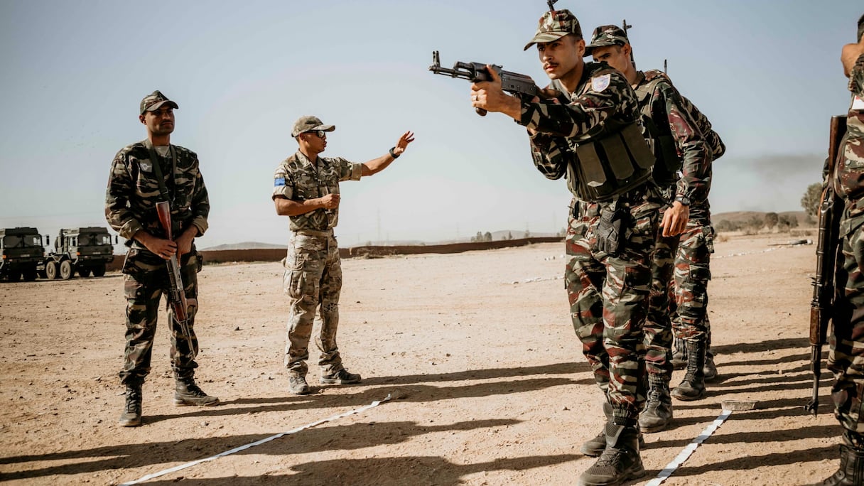 Lors de l'exercise Jebel Sahara unissant troupes marocaines et britanniques.
