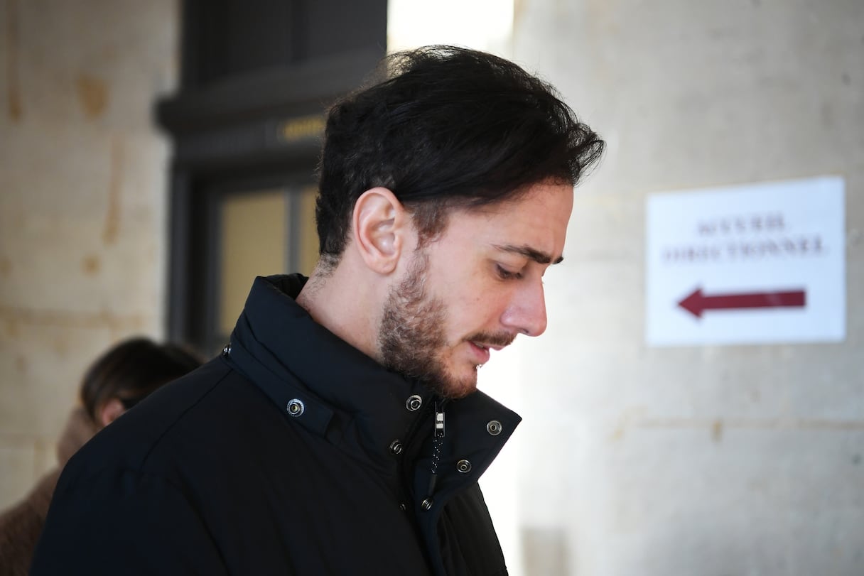 Le chanteur marocain Saad Lamjarred, accusé d'avoir violé Laura Prioul en 2016, arrive pour l'ouverture de son procès,  à la cour d'assises de Paris, le 21 février 2023.