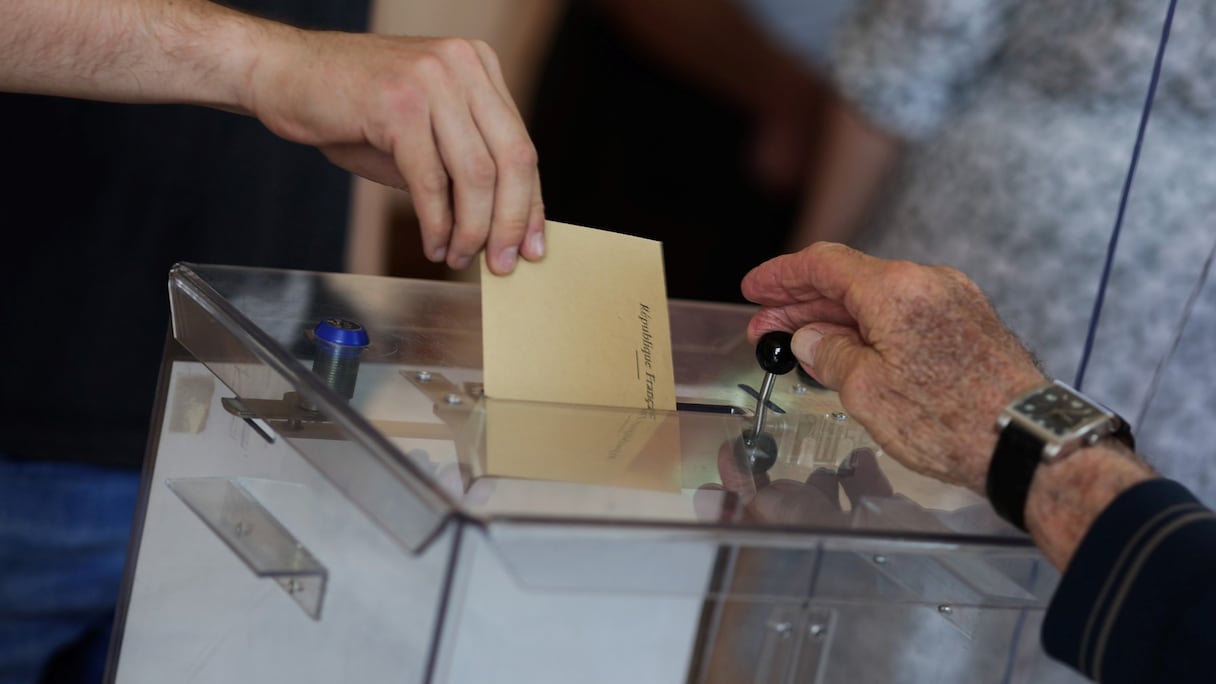 Dans un bureau de vote en France, dimanche 12 juin 2022.
