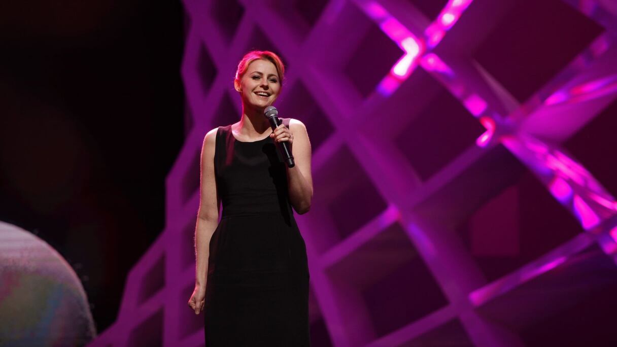 Edda Magnason, Actrice et chanteuse, a enchanté l'assemblée prenant le micro pour chanter sur les notes fluides d'un piano.