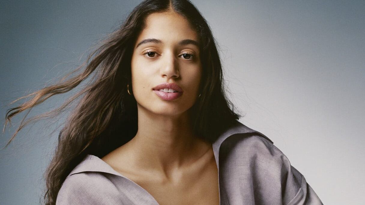 Malika El Maslouhi, visage du nouveau parfum signature La Perla Beauty.
