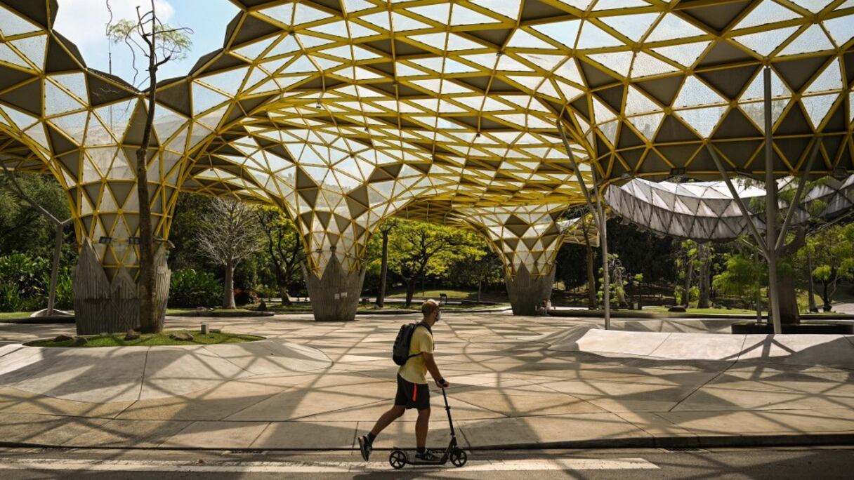 Un homme sur une trottinette, dans le Perdana Botanical Gardens, vide de ses promeneurs, à Kuala Lumpur, le 30 octobre 2020.  
