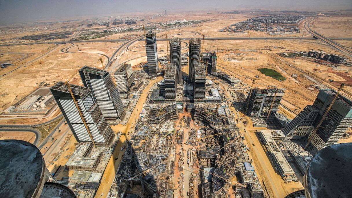 Une partie des travaux de construction en cours dans le "quartier des affaires et des finances" du mégaprojet "Nouvelle capitale administrative" de l'Egypte, à près de 45 kilomètres à l'est du Caire, le 3 août 2021.

