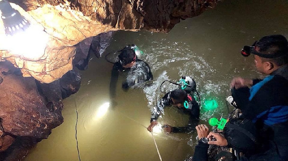 Photo fournie par la marine royale thaïlandaise de plongeurs inspectant une galerie de la grotte.
