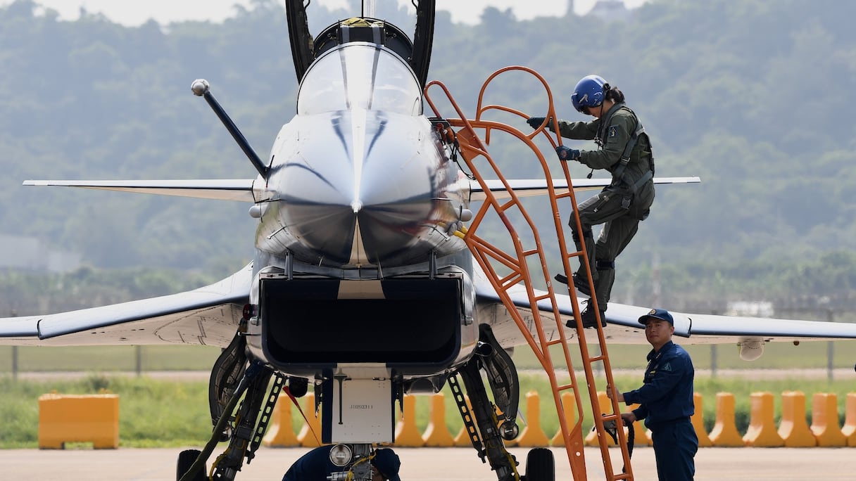 Une pilote sort du cockpit d'un J-10 de l'Armée de l'air chinoise, dans la province du Guangdong, dans le sud de la Chine, le 28 septembre 2021.
