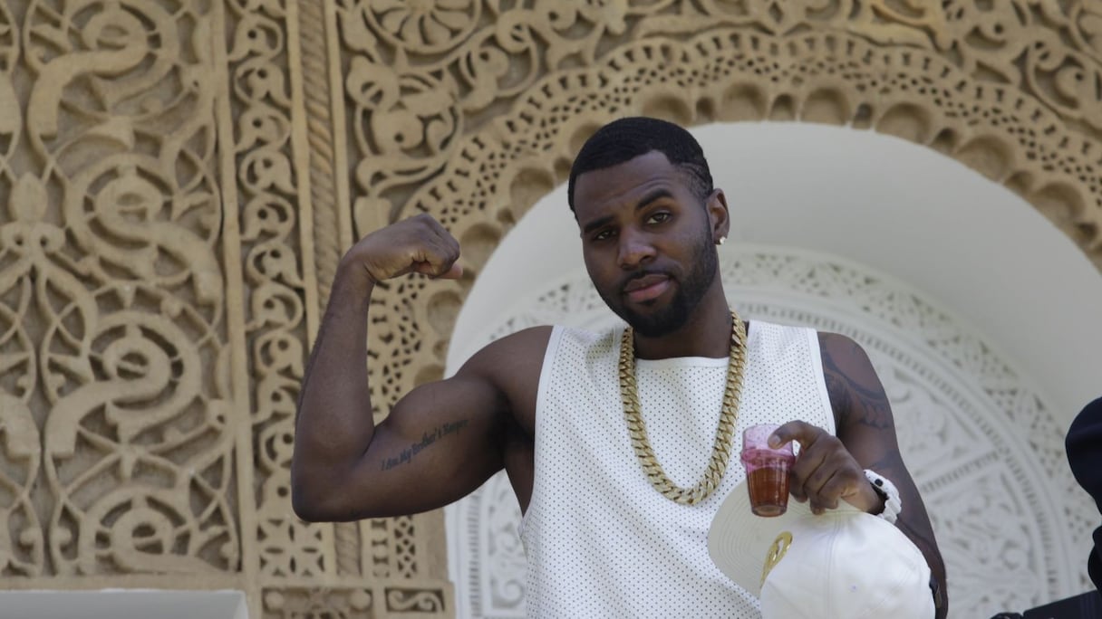 Un verre de thé à la menthe à la main, Jason Derülo, présent ce samedi matin à la Villa des Arts de Rabat, exhibe ses imposants biceps. Enfin, c'est ce que d'aucuns ont pensé. En réalité, c'est une phrase tatouée sur sa peau qu'il nous montre.