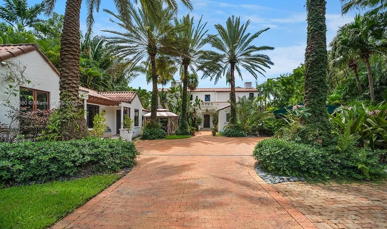 Hibiscus est une île artificielle créée en 1924  à partir du dragage de la baie de Biscayne. Elle séduit dès ses débuts les riches familles industrielles qui préfèrent, aux hivers du Midwest, les résidences construites dans un style méditerranéen au bord de l’eau.