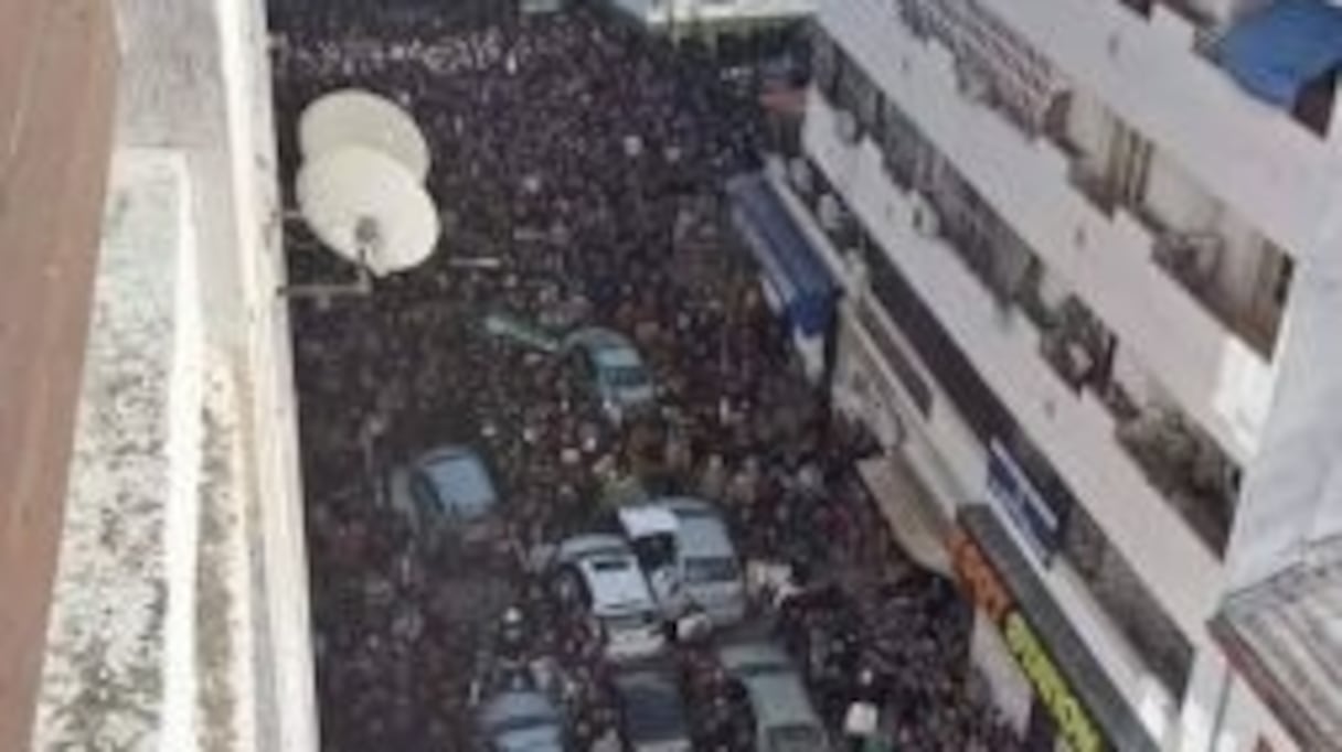 Des milliers d'Algériens manifestent contre un 5e mandat de Bouteflika.
