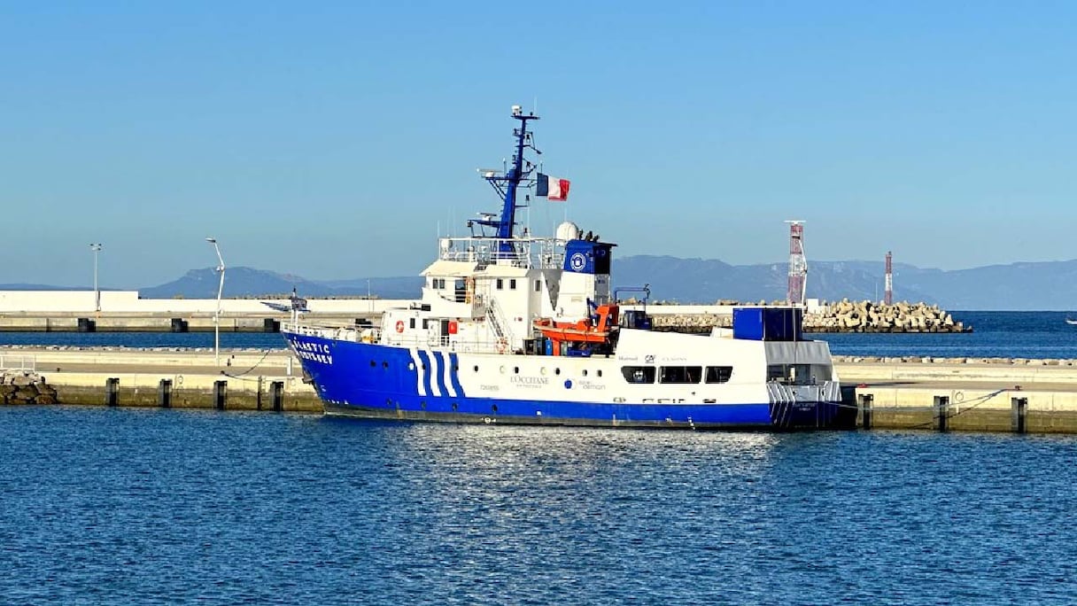 Le navire Plastic Odyssey fait escale au port de Tanger-ville.
