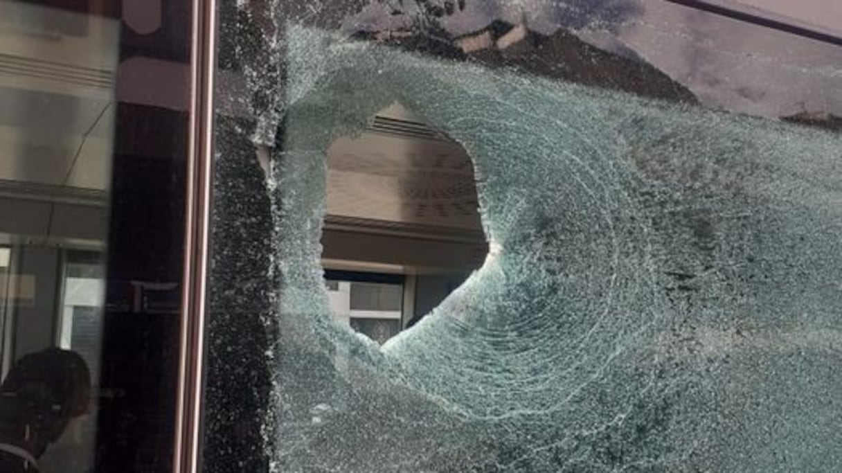 La vitre du tram, endommagée par la pierre lancée depuis la rue, au niveau de la station Hay Mohammadi, à Casablanca.
