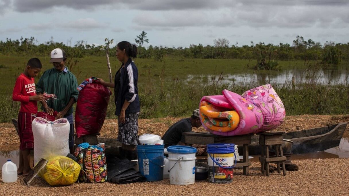 Les membres d'une famille tentent de traverser une route inondée à bord d'un canot, après le passage de l'ouragan Iota à Bilwi (Puerto Cabezas), au Nicaragua, le 18 novembre 2020. 
	 
