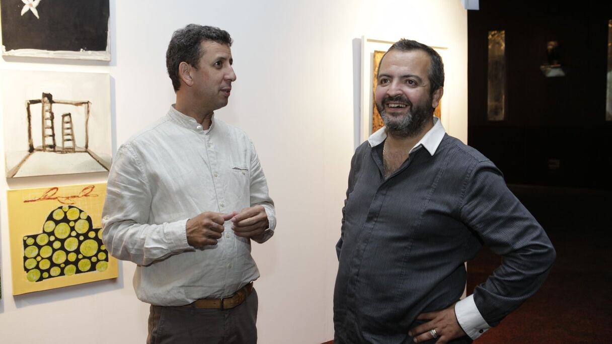 Khalil Chraibi a fait avec bonheur le tour des oeuvres, guidé par Mustapha Rumli qui accueille toujours ses artistes et ses invités avec beaucoup d'enthousiasme.