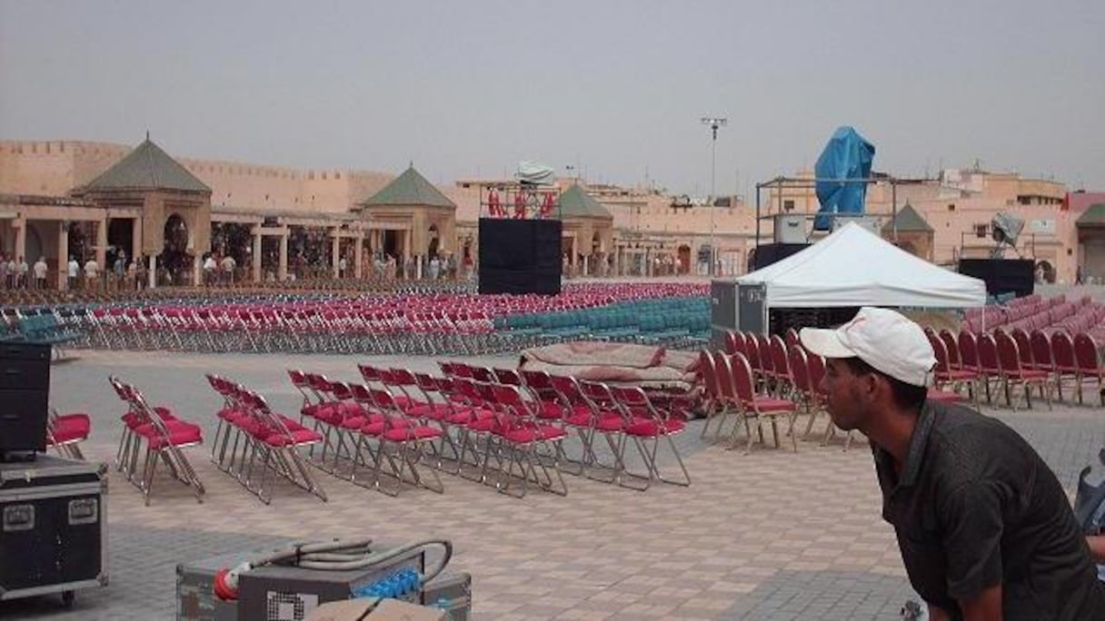 Place Lahdim, majestueux théâtre en plein air à Meknès.
