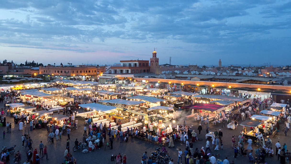 Située à l'entrée de la Médina, la place Jamâa El Fna est le théâtre quotidien d'activités commerciales et de divertissements.
