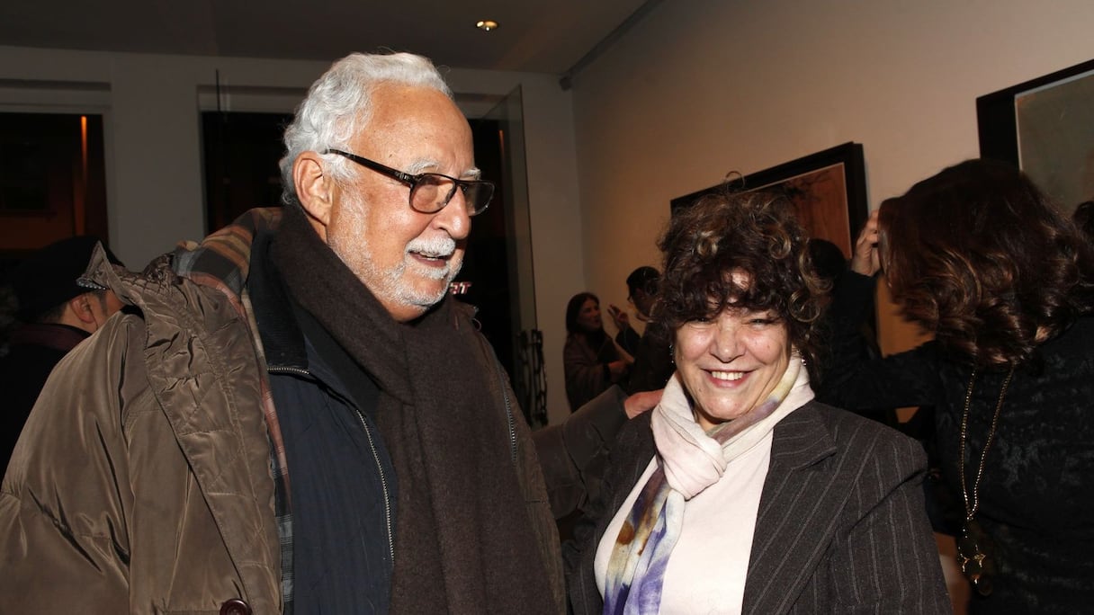 Hamid Berrada, ici en compagnie de Fatima Loukili, admire les oeuvres qui défilent sur les murs de la galerie. 
