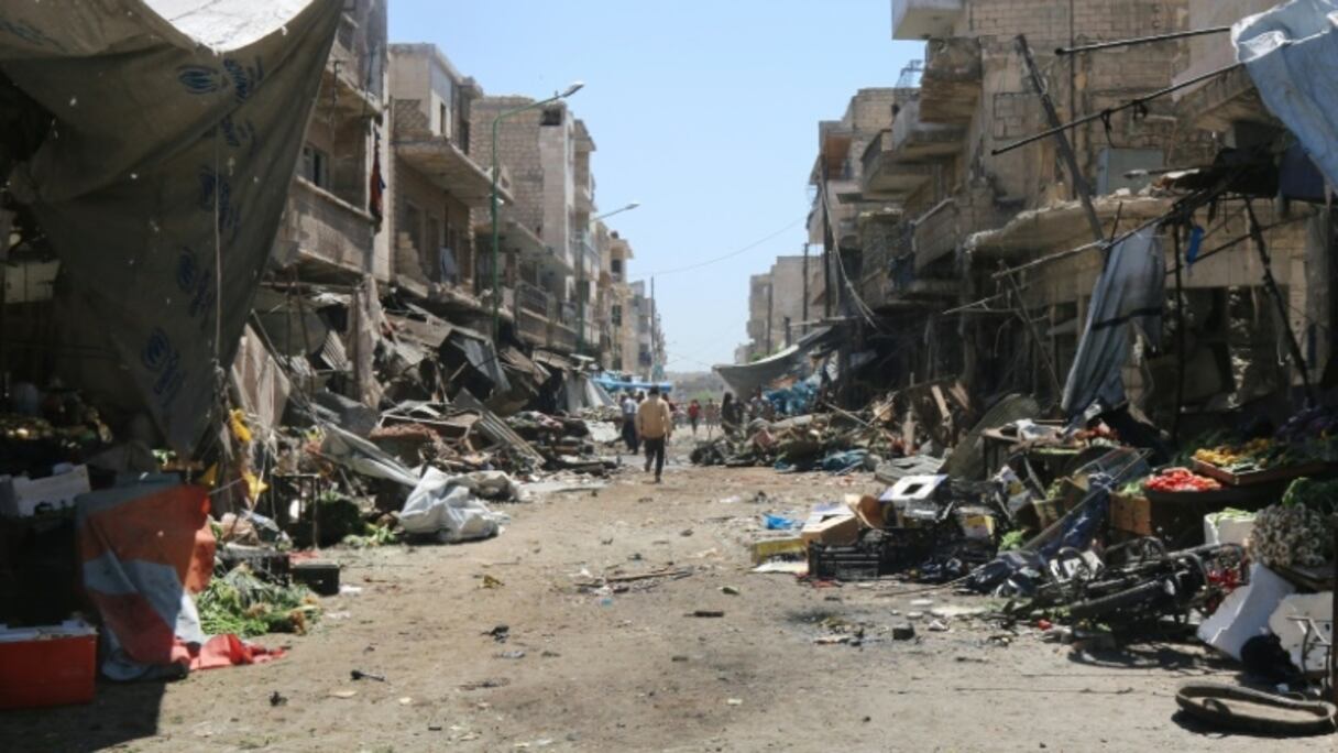 Un marché détruit à Maaret al-Noomane, dans la province syrienne d'Idleb, après des frappes le 19 avril 2016.
