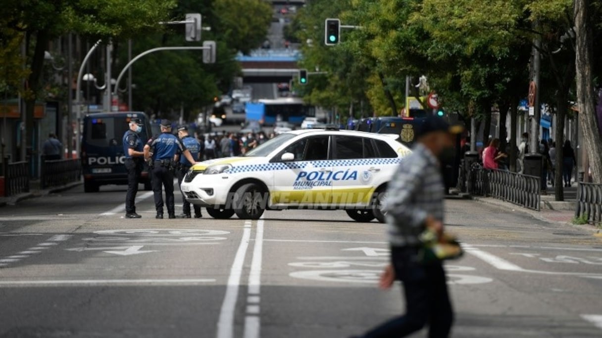 Contrôles policiers à Puente de Vallecas, l'un des quartiers du sud de Madrid.
