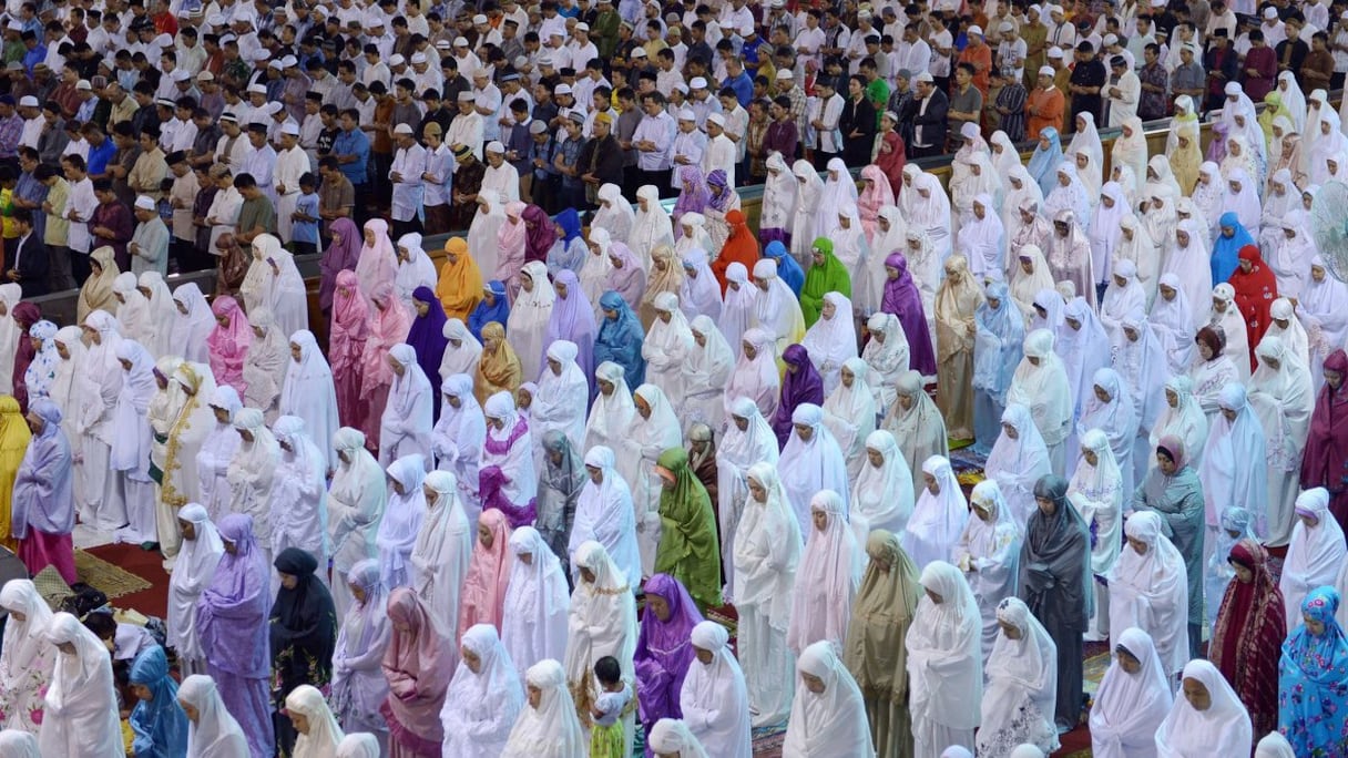 Incroyable moment de spiritualité tout en couleur, premier jour du ramadan dans une mosquée indonésienne.
