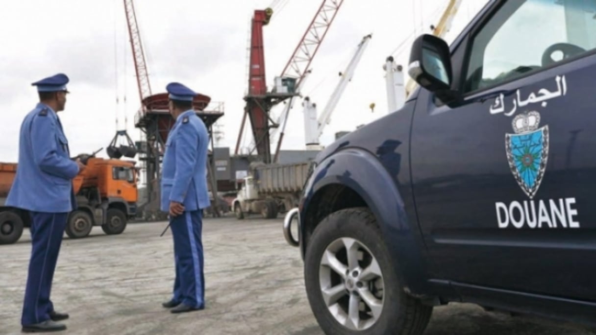 Des agents de la douane opérant au port de Tanger Med. 
