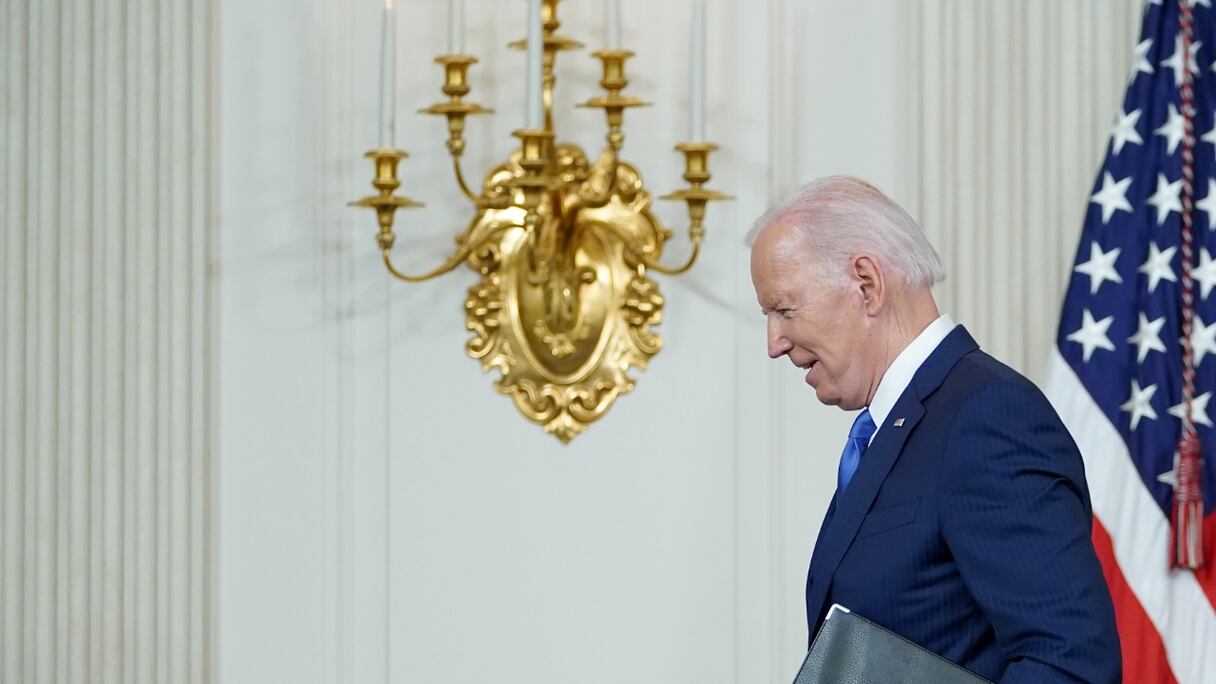 Le président américain Joe Biden vient de quitter son pupitre, après avoir pris la parole à une conférence de presse, au lendemain des élections américaines de mi-mandat, dans la salle à manger d'Etat de la Maison Blanche à Washington, le 9 novembre 2022.
