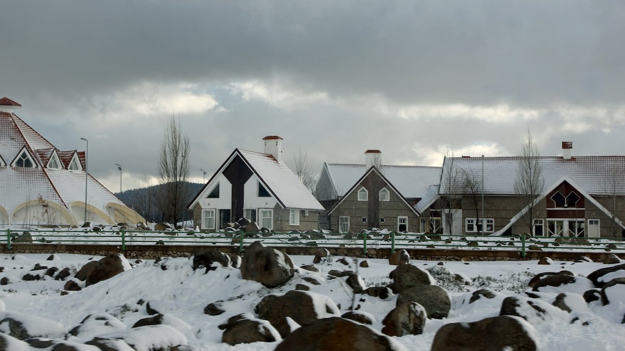 Ifrane (à 1.713 mètres d'altitude, dans le Moyen Atlas). Le nom de la ville signifie "cachettes" ou "grottes" en amazigh. La présence humaine y remonte au Néolithique, en témoignent des grottes telles que celles de Tizguite, ou des vestiges archéologiques.
