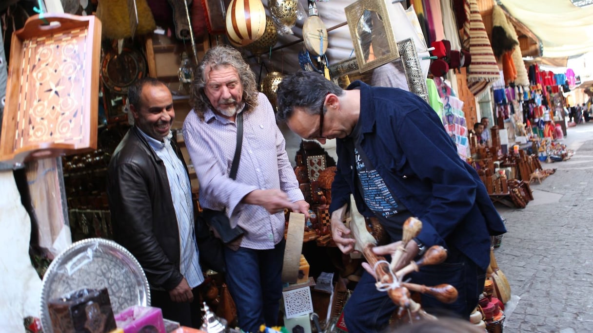 "Le guenbri, la derbouka: des instruments présents dans ma musique et mes concerts", confiera d'ailleurs ce phénoménal artiste qui convoque les musiques du monde et, en particulier, les sonorités d'Afrique de l'Ouest et du Maroc.
