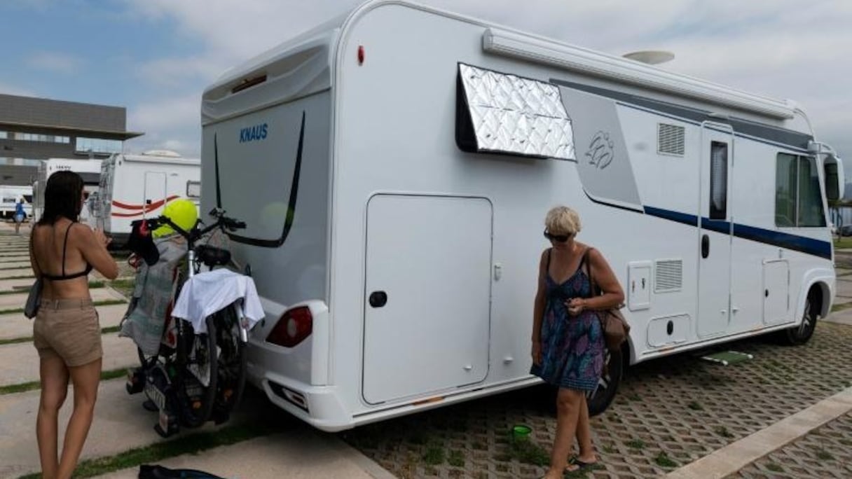 Un camping-car et ses occupants sur un parking à Castelone de la Plana, en Espagne, le 4 juillet 2020. 
