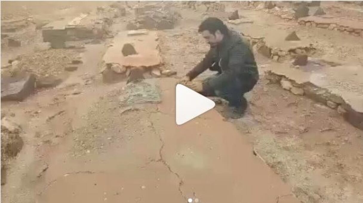 Rabie Kati se recueillant sur la tombe de son père, retrouvée trente-huit ans après son décès dans un crash d'hélicoptère survenu dans la région de Zag, au Sahara marocain. 
