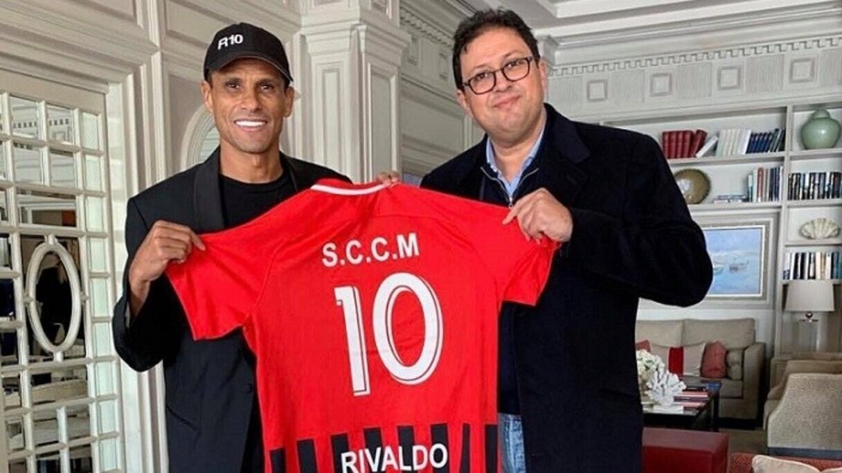Hicham Aït Menna, président du Chabab de Mohammedia, avec l'ex-star du football brésilien, Rivaldo.
