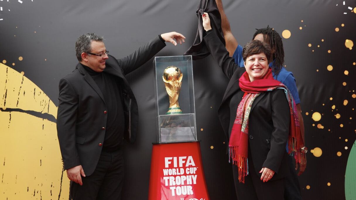 Grand moment d'émotion lorsque le comité accompagnant la Coupe du monde léve le voile sur le fameux trophée mondial
