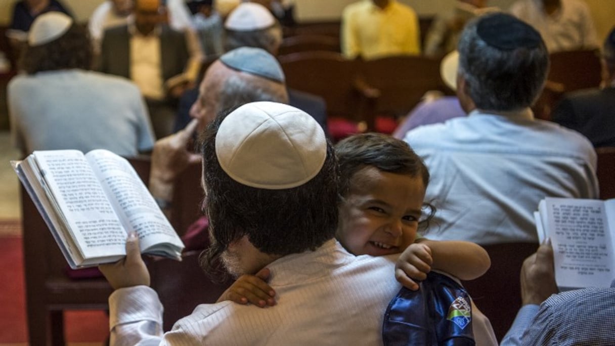 Des Marocains de confession juive à l'heure de la prière, ici dans une synagogue à Marrakech.
