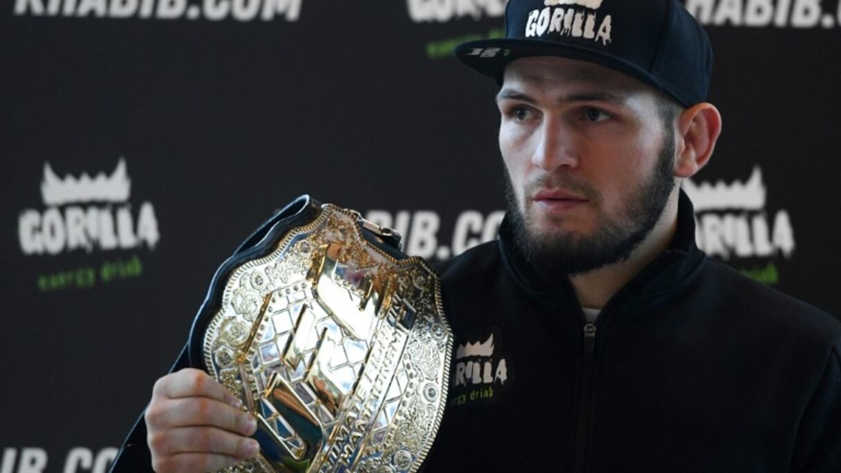 Khabib Nurmagomedov avec sa ceinture de champion UFC lors d'une conférence de presse à Moscou le 26 novembre 2018
