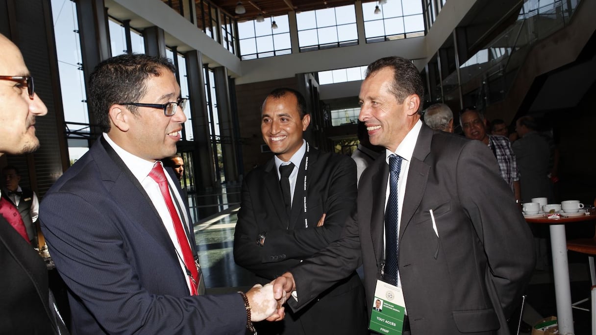 Hakim Doumou, membre fédéral, saluant Tarik Najem, SG de la FRMF
