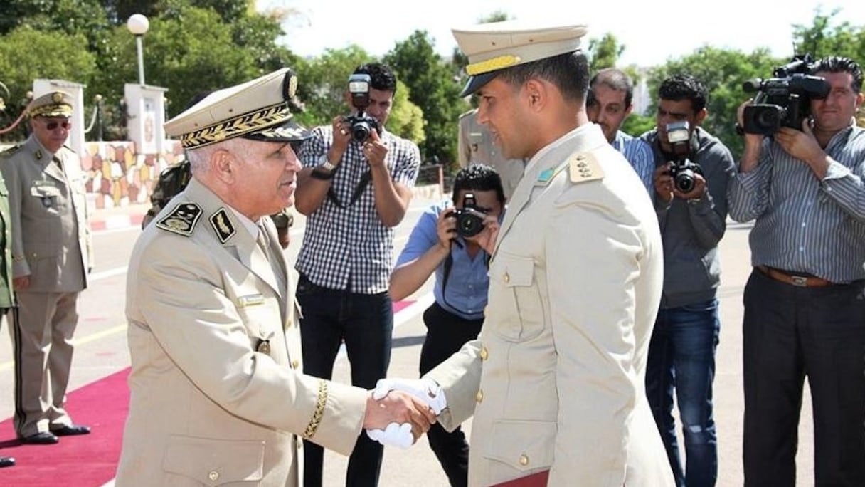 Abdelkader Lechkham (à gauche), un autre général algérien rattrapé par la corruption.
