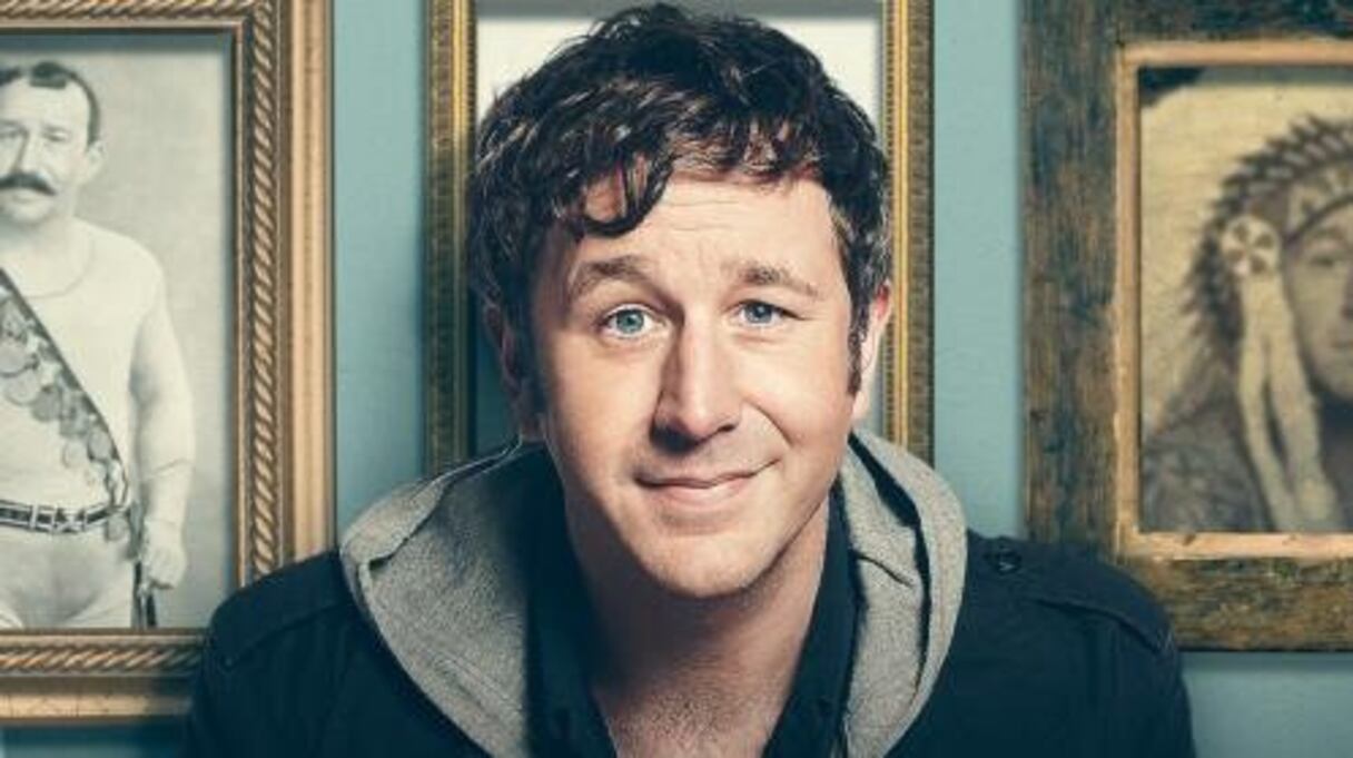 Un trentenaire londonien part à la recherche de ses origines.  Family Tree, une comédie bien british qui mise sur la tendresse et l’humour.
