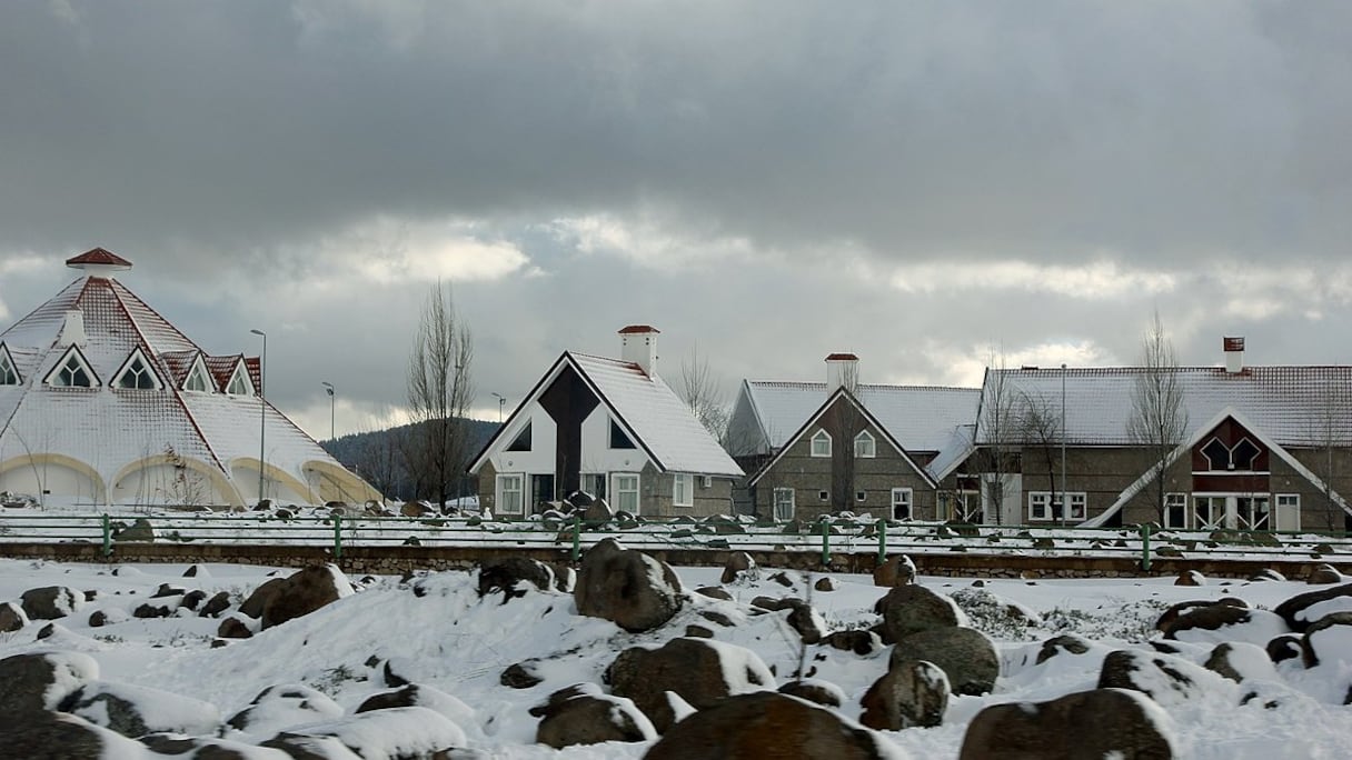 Ifrane (Moyen Atlas, 1.713 mètres d'altitude). La ville est réputée pour son architecture de style alpin, ses pistes de ski et ses forêts de cèdres, ainsi que pour sa source, Ain Vittel, et ses multiples cascades. A l'ouest, le parc national d'Ifrane abrite de rares macaques de Barbarie.
