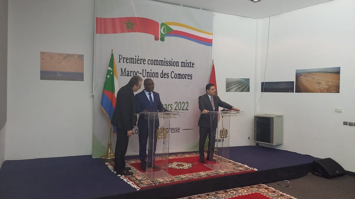 Le ministre des Affaires étrangères, Nasser Bourita, et le ministre comorien des Affaires Étrangères et de la Coopération internationale, chargé de la Diaspora, Dhoihir Dhoulkama, tiennent un point de presse à Dakhla, le 31 mars 2022.
