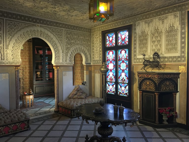 Les plafonds en plâtre ciselé, coffrés sur le modèle de ceux de l'Alhambra et le sol en zellige de Fès ont été réalisés par des artisans marocains, à la demande du roi Hassan II.