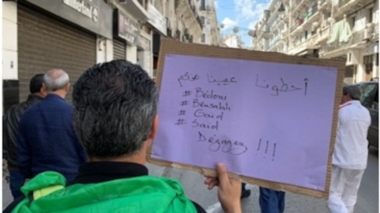 Pancartes anti-Gaïd Salah brandies lors des manifestations du 26 Avril 2019
