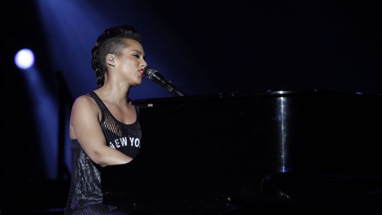 Merveilleuse chanteuse, Alicia Keys est aussi une virtuose du piano. Elle entreprend, dès l'âge de 7 ans, une formation de musique classique et décroche, à seize ans à peine, son diplôme à la professionnel Performing Art School de Manhattan. Moment de grâce. 
